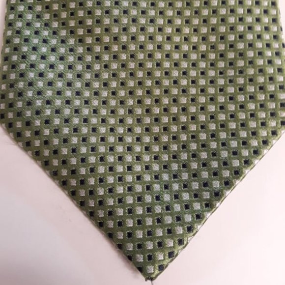 TOMMY HILFIGER - 100% SILK NECKTIE - GREEN WITH BLUE AND GOLD ACCENTS - Picture 1 of 3